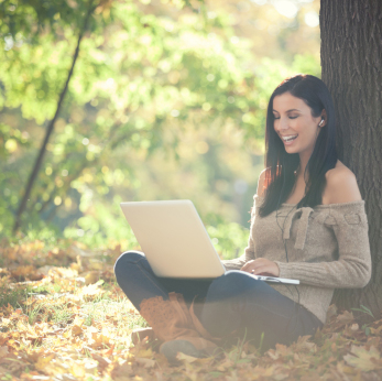 frau laptop baum